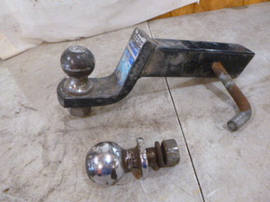 lot 24 image: Reese Receiver Hitch with 2 Tow Ball