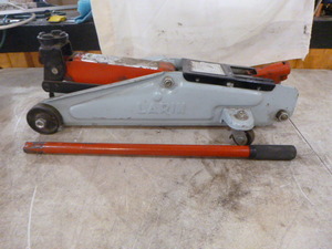lot 25 image: Larin 2 Ton Hydraulic Floor Jack