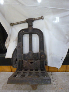 lot 81 image: Bridgeport Farm Strong Pipe Vise