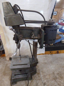 lot 104 image: Bench Top Drill Press