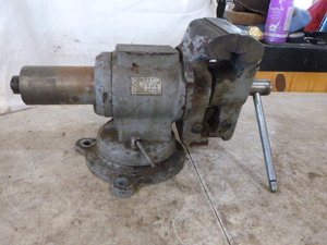 lot 205 image: Golden Bird Bench Vise