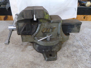 lot 206 image: OIT Bench Vise