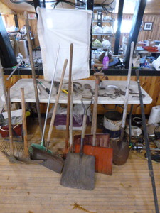 lot 212 image: GardenLawn Tools