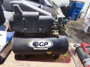 lot 4 image: 6 Gallon 125 PSI Portable Air Compressor
