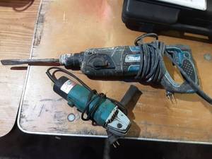 lot 6 image: Makita Concrete Chisel & 4-12 Angle Grinder