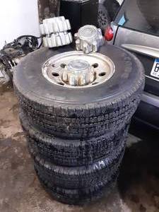 lot 21 image: Set Of 4 Aluminum Wheels With Ford Centercaps From 2001 Ford F-250 8x170 Lug Pattern