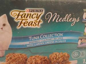 24 Cans Fancy Feast Cat Food...