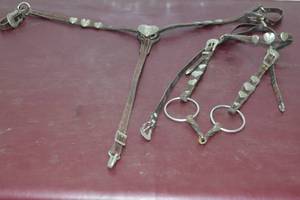 lot 7 image: Horse Matching heart harness, halter and lead