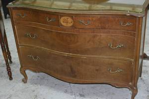 lot 17 image: Vintage Dresser with mirror and glass top