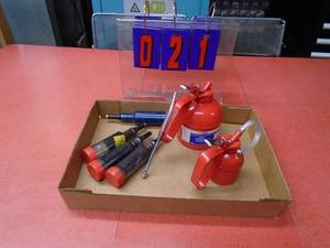 Pair of oil cans & 4 grease guns. As shown.