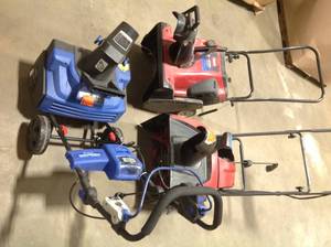 Salvage lot of assorted snowblowers for parts see pictures