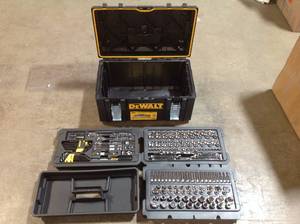 Dewalt 226 pc. mechanics tools set with Carryng case see pictures