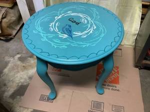 lot 44 image: Cute Round End Table
