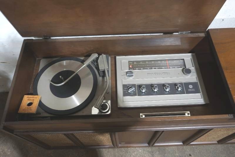 lot 9 image: stereo