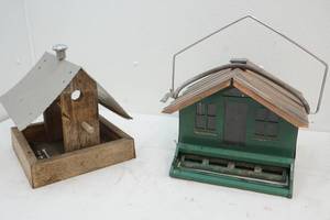 lot 60 image: bird feeders