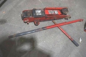 lot 70 image: floor jack