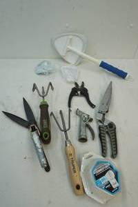lot 129 image: garden hand tools