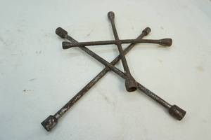 lot 161 image: tire irons