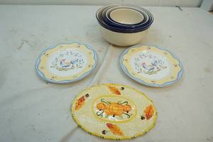 lot 213 image: mixing bowls