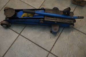 lot 242 image: floor jack