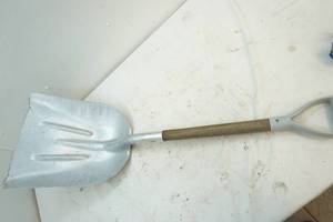 lot 277 image: grain shovel