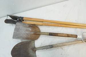 lot 278 image: garden tools