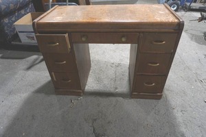 lot 286 image: wood desk