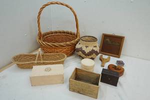 lot 289 image: Group of wicker and boxes