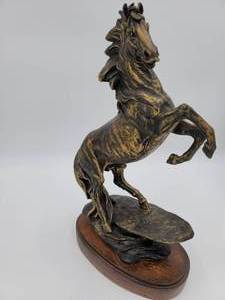 HORSE STATUE ON WOODEN BASE