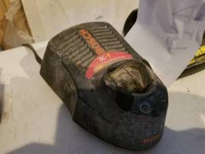 Bosch 30-Minute Battery Charger with Battery
