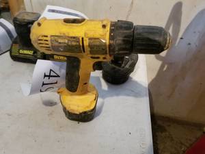 DeWalt DC750 9.6V Cordless Adjustable Clutch DrillDriver with (2) Batteries  and Charger VSR
