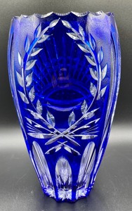 lot 66 image: Vintage Vibrant Cobalt Blue Vase