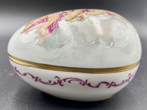 lot 71 image: Lovely Cupid Painted FM Limoges of France Trinket Egg