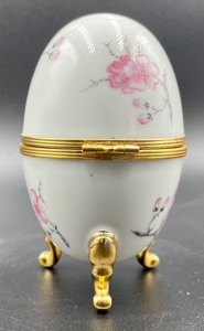lot 69 image: Bernardaud Limoges of France Trinket Egg