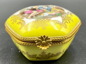 lot 78 image: Beautiful Porcelaines Du Ray Trinket Box