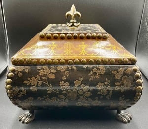 lot 80 image: Decorative Footed Dresser Top Box