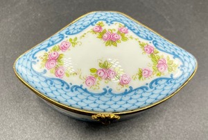 lot 75 image: Porcelaine De Paris France Trinket Box