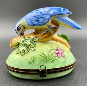 lot 93 image: Artoria Limoges of France Bird FigurineTrinket Box