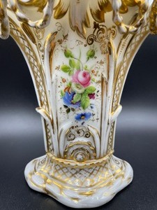 lot 87 image: Beautiful Vintage Porcelain Vase