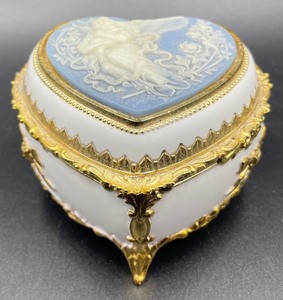 lot 266 image: The Music Box Company Musical Trinket Box