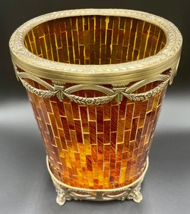 lot 217 image: Art Glass Style Container