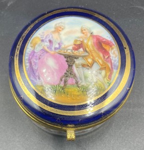 lot 231 image: Czechoslovakian Trinket Box