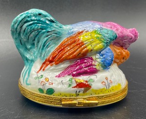 lot 236 image: Vintage 1980s French Hand painted Rooster Themed Trinket Box