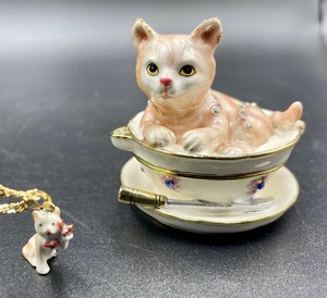 lot 259 image: Kitty Trinket Box with Matching Kitty Necklace