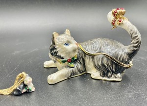 lot 246 image: Kitten Trinket Box with Matching Kitten Necklace