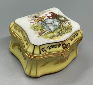 lot 113 image: Limoges France Floral Trinket Box