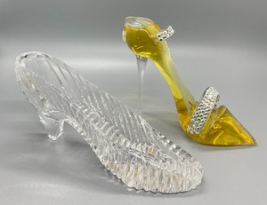 lot 139 image: Adorable Mini Glass Slippers