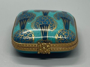 lot 126 image: Limoges France Blue Detailed Trinket Box