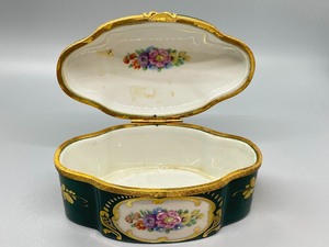 lot 114 image: Limoges France Forest Green Floral Trinket Box