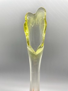 lot 280 image: vintage Art Glass Vase